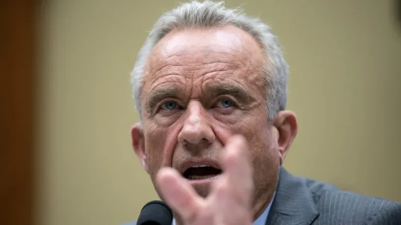 El secretario de Salud, Robert F. Kennedy Jr., testificó ante el Subcomité de Salud del Comité de Energía y Comercio de la Cámara de Representantes en el Edificio de Oficinas Rayburn de la Cámara de Representantes en Washington, D.C., el 24 de junio de 2025.
Foto: Kayla Bartkowski/Getty Images