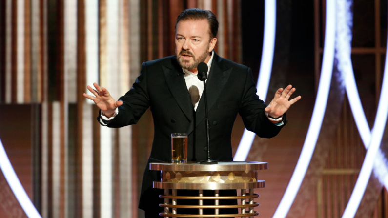 BEVERLY HILLS, CALIFORNIA - 5 DE ENERO: En esta fotografía distribuida por NBCUniversal Media, LLC, el presentador Ricky Gervais habla en el escenario durante la 77.ª edición de los Premios Globo de Oro en el Hotel Beverly Hilton el 5 de enero de 2020 en Beverly Hills, California. (Foto de Paul Drinkwater/NBCUniversal Media, LLC vía Getty Images).