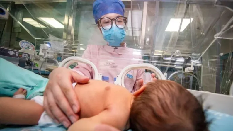 Una enfermera atiende a un recién nacido en un hospital de Taizhou, provincia de Jiangsu, al este de China, el 12 de mayo de 2023. (Imagen simbólica)
Foto: STR/AFP vía Getty Images