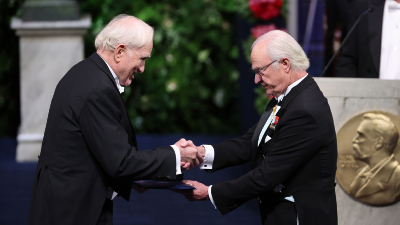 ESTOCOLMO, SUECIA - 10 DE DICIEMBRE: El Dr. John F. Clauser recibe el Premio Nobel de Física 2022 de manos del rey Carlos XVI Gustavo de Suecia durante la ceremonia de entrega de los Premios Nobel en la Sala de Conciertos de Estocolmo el 10 de diciembre de 2022 en Estocolmo, Suecia. (Foto de Pascal Le Segretain/Getty Images)