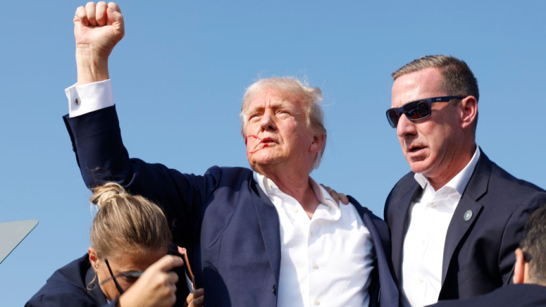 BUTLER, PENNSYLVANIA - 13 DE JULIO: El candidato presidencial republicano y expresidente Donald Trump levanta el puño mientras lo sacan rápidamente del escenario durante un mitin el 13 de julio de 2024 en Butler, Pensilvania. (Foto de Anna Moneymaker/Getty Images)
