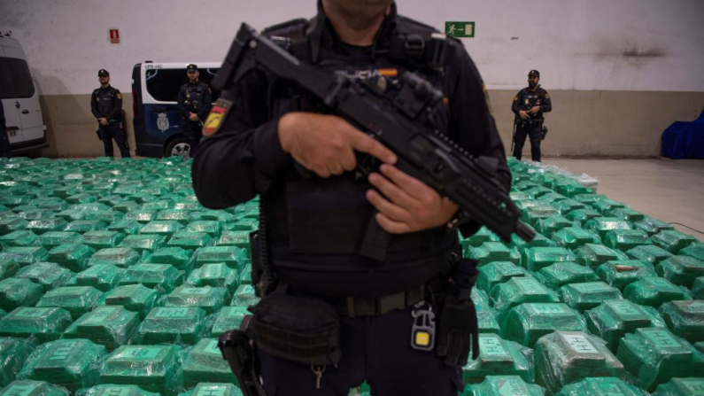 (ARCHIVO) Agentes de la Policía Nacional y de Aduanas españolas posan junto a paquetes de cocaína hallados en un contenedor procedente de Ecuador, durante una rueda de prensa policial en el puerto de Algeciras, sur de España, el 6 de noviembre de 2024. (Foto de JORGE GUERRERO / AFP) (Foto de JORGE GUERRERO/AFP vía Getty Images)