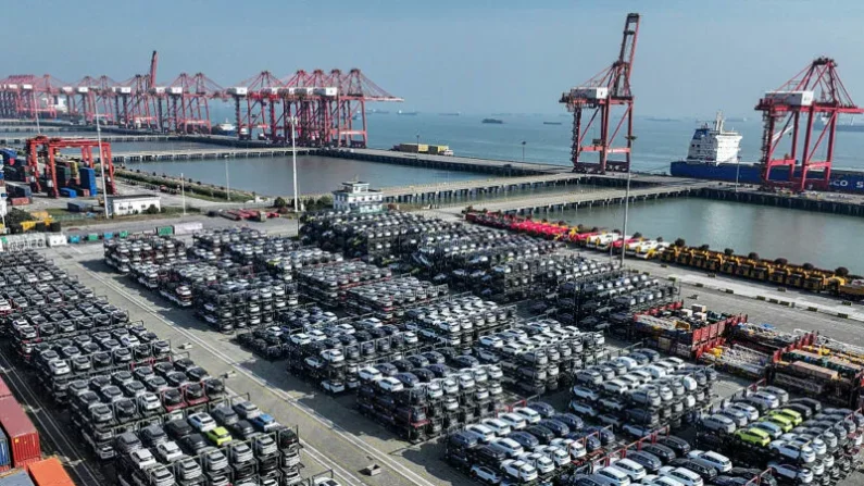 Coches eléctricos de BYD y otros fabricantes chinos listos para su exportación en el puerto de Taicang, en Suzhou, provincia de Jiangsu, al este de China. Foto: STR/AFP vía Getty Images 