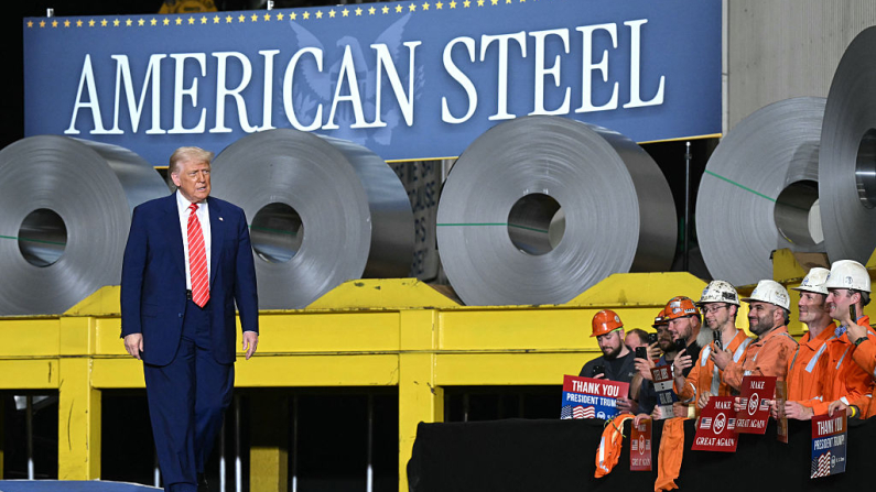 El presidente estadounidense Donald Trump llega para dar un discurso durante una visita a la planta de US Steel - Irvin Works en West Mifflin, Pensilvania, el 30 de mayo de 2025, para conmemorar el acuerdo entre Nippon Steel y US Steel. (Foto de SAUL LOEB / AFP) (Foto de SAUL LOEB/AFP vía Getty Images)