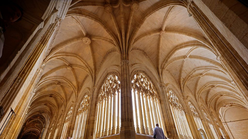 Una fotografía tomada el 15 de junio de 2025 muestra a visitantes en el claustro de la catedral de Segovia, en Castilla y León, al norte de España. La catedral católica de Segovia fue construida a mediados del siglo XVI. Foto de Thomas Coex/AFP vía Getty Images