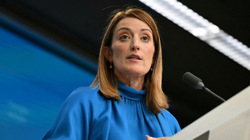 La presidenta del Parlamento Europeo, Roberta Metsola, interviene durante una rueda de prensa en el Consejo Europeo en Bruselas. Imagen de archivo. Foto de Nocolás Tucat /AFP vía Getty Images)