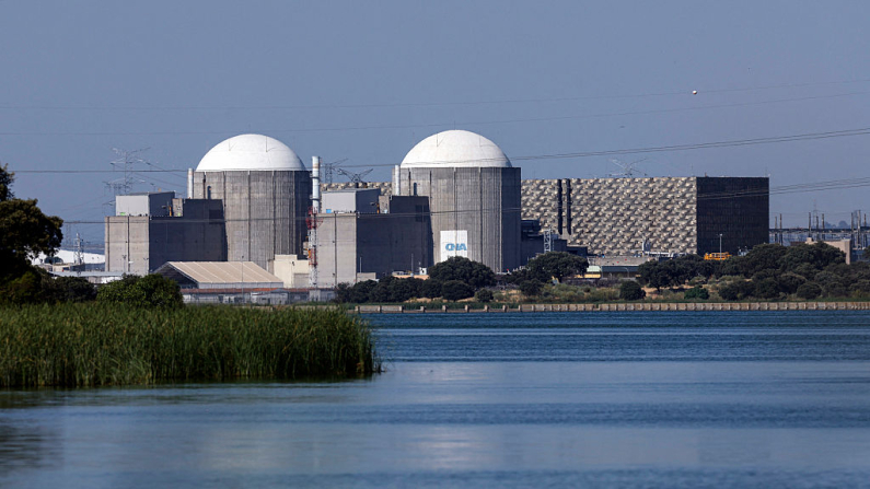 Vista general de la central nuclear de Almaraz, en Almaraz, al oeste de España el 26 de junio de 2025. La central, una de las instalaciones nucleares más antiguas de España, se encuentra en la provincia de Cáceres, en la región de Extremadura. Foto: Oscar del Pozo/AFP vía Getty Images.