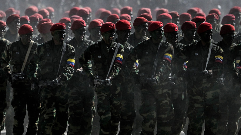 Miembros del Ejército venezolano marchan durante un desfile militar en el marco de las celebraciones del Día de la Independencia, en Caracas, el 5 de julio de 2025. (Foto de Juan BARRETO / AFP) (Foto de JUAN BARRETO/AFP vía Getty Images)