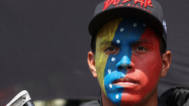 Un miembro de las juventudes del Partido Socialista Unido de Venezuela (PSUV), con el rostro pintado con la bandera venezolana, participa en el Entrenamiento de Resistencia Revolucionaria Militar en La Guaira, Venezuela, el 8 de septiembre de 2025. (Foto de Pedro MATTEY / AFP) (Foto de PEDRO MATTEY/AFP vía Getty Images)