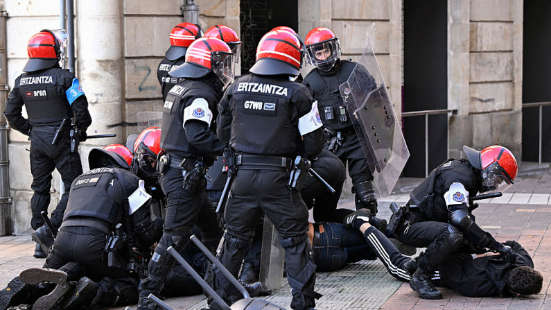 Imagen ilustrativa. Agentes de la policía vasca detienen a personas en Vitoria, el 12 de octubre de 2025. (ANDER GILLENEA/AFP vía Getty Images)