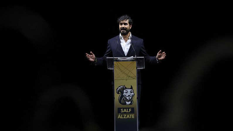 Luis «Alvise» Pérez, influencer y europarlamentario, fundador del nuevo partido político español «Se Acabó la Fiesta» (SALF), durante un discurso en la presentación del partido en el auditorio Vistalegre de Madrid el 12 de octubre de 2025. (Foto de Pierre-Philippe MARCOU / AFP) (Foto de PIERRE-PHILIPPE MARCOU/AFP vía Getty Images).