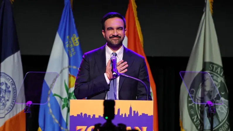 El candidato a la alcaldía de Nueva York, Zoharan Mamdani, celebra su victoria electoral en el Teatro Paramount de Brooklyn, Nueva York, el 4 de noviembre de 2025.
Foto: Angela Weiss/AFP vía Getty Images