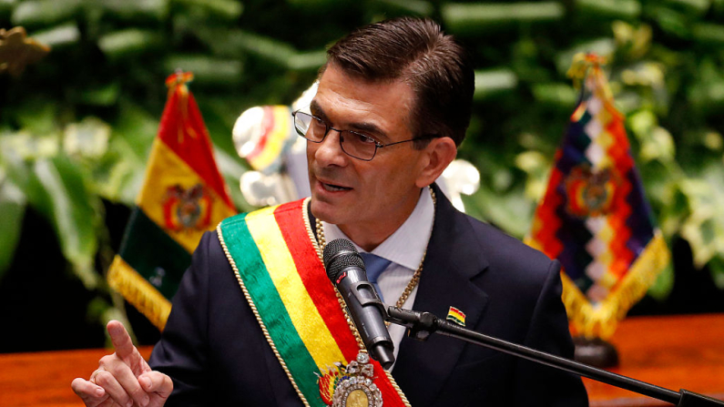 El nuevo presidente de Bolivia, Rodrigo Paz, pronuncia un discurso tras jurar el cargo durante su ceremonia de investidura en la Asamblea Nacional en La Paz el 8 de noviembre de 2025. (Luis Gandarillas / POOL / AFP vía Getty Images)