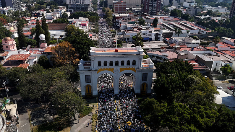 Esta vista aérea muestra la protesta Por la Paz, organizada por la Generación Z en Guadalajara, Jalisco, México. Miles de personas marcharon por las calles de la Ciudad de México ese sábado 15 de noviembre para protestar contra la violencia del narcotráfico y las políticas de seguridad del gobierno de la presidenta Claudia Sheinbaum. Foto de ULISES RUIZ/AFP vía Getty Images