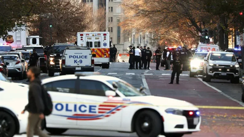 Miembros de la comunidad de inteligencia estadounidense y de otros cuerpos de seguridad responden a un tiroteo cerca de la Casa Blanca, el 26 de noviembre de 2025, en Washington D. C. Al menos dos miembros de la Guardia Nacional resultaron heridos de bala en las inmediaciones de la residencia presidencial. Foto: Anna Moneymaker/Getty Images.
Foto: Anna Moneymaker/Getty Images