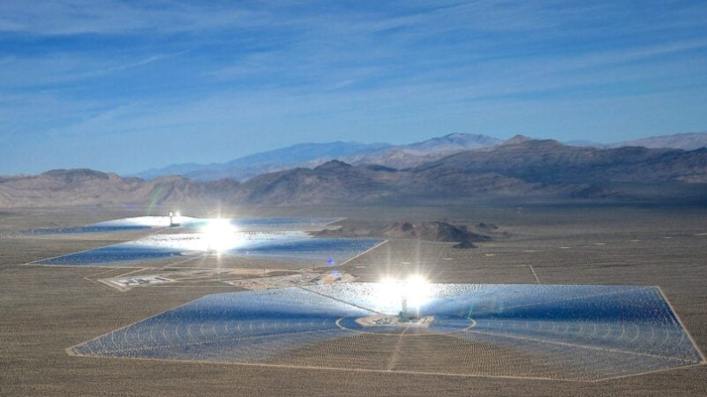 Vista aérea de la planta termosolar de Ivanpah poco después de su construcción en 2014 en el desierto de Mojave, California, cerca de Primm, Nevada. Foto: Ethan Miller/Getty Images
Foto: Ethan Miller/Getty Images