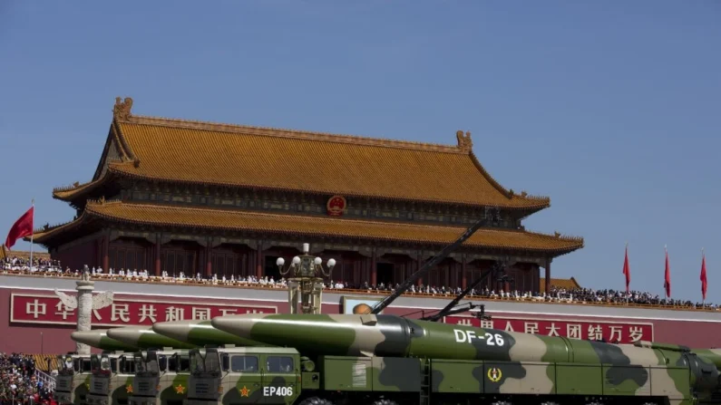 Vehículos militares chinos con misiles balísticos DF-26 circulan por la plaza de Tiananmen durante un desfile militar en Pekín, el 3 de septiembre de 2015. Andy Wong/Pool/Getty Images