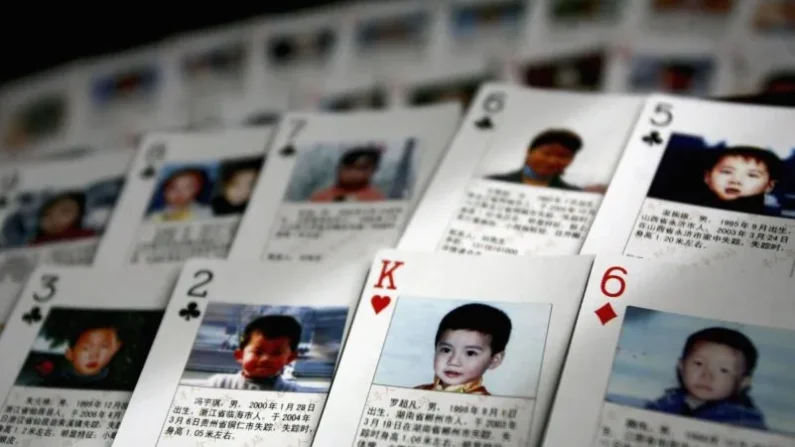 Naipes con información sobre niños desaparecidos se exhiben en Pekín el 31 de marzo de 2007. (China Photos/Getty Images)