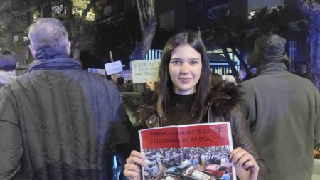 Universitarios alzan la voz contra el genocidio cristiano frente a la embajada de Nigeria: «Debe detenerse ya»