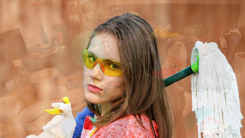 Una mujer joven lleva puesta una indumentaria para realizar tareas de limpieza. Tumisu. Pixabay