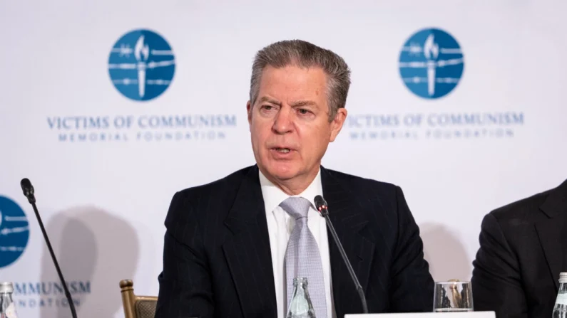 El embajador Sam Brownback, exembajador itinerante de Estados Unidos para la Libertad Religiosa Internacional, interviene durante el Foro de China en Washington el 28 de octubre de 2025. Madalina Kilroy/The Epoch Times