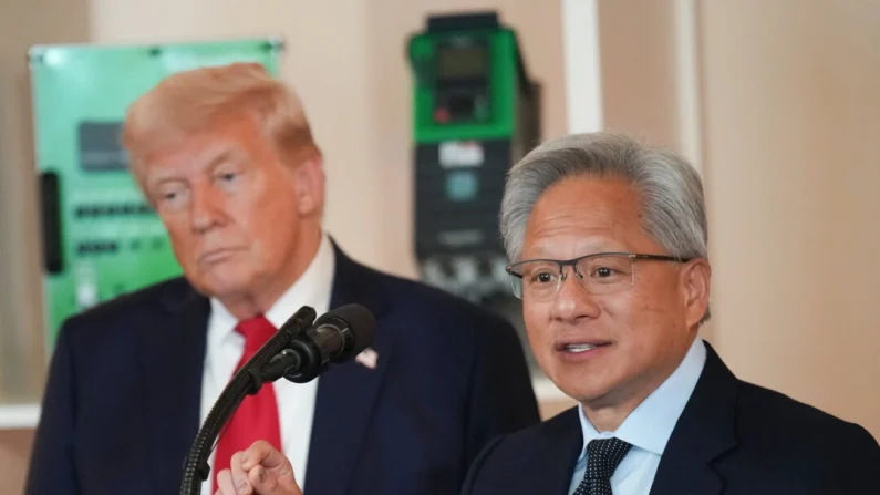 El presidente Donald Trump (izda.) escucha al director ejecutivo de Nvidia, Jensen Huang, durante un acto sobre «Invertir en Estados Unidos» en la Galería Transversal de la Casa Blanca, el 30 de abril de 2025. Andrew Harnik / Getty Images. 