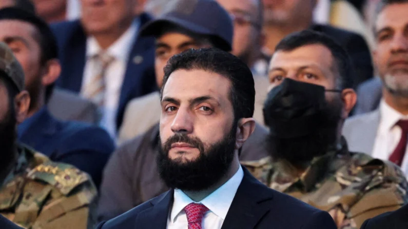 Ahmed al-Sharaa, entonces presidente interino de Siria, observa durante la celebración "Alepo, clave de la victoria", que conmemora la liberación de Siria, en Alepo, Siria, el 27 de mayo de 2025. Khalil Ashawi/Reuters