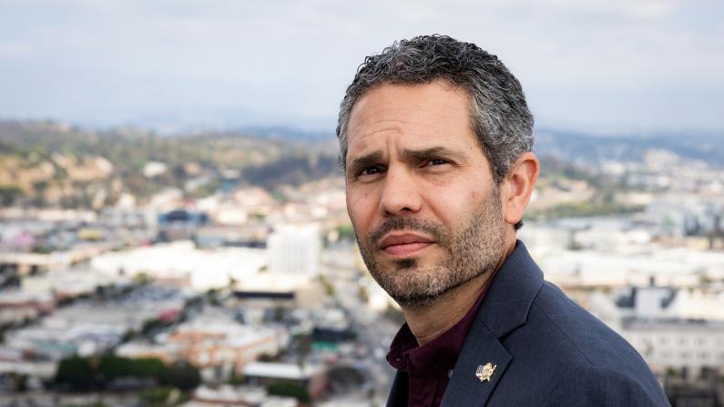 Brian Clark, agente especial a cargo de la división de Los Ángeles de la DEA, observa la ciudad de Los Ángeles el 30 de septiembre de 2025. Clark afirmó que las organizaciones chinas de lavado de dinero han dominado el mercado en los últimos años. (John Fredricks/The Epoch Times)