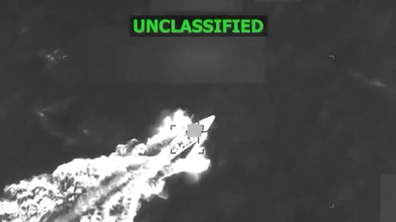 Fotograma de un ataque a una supuesta embarcación de narcotraficantes en el Caribe el 6 de noviembre de 2025. @SecWar/X