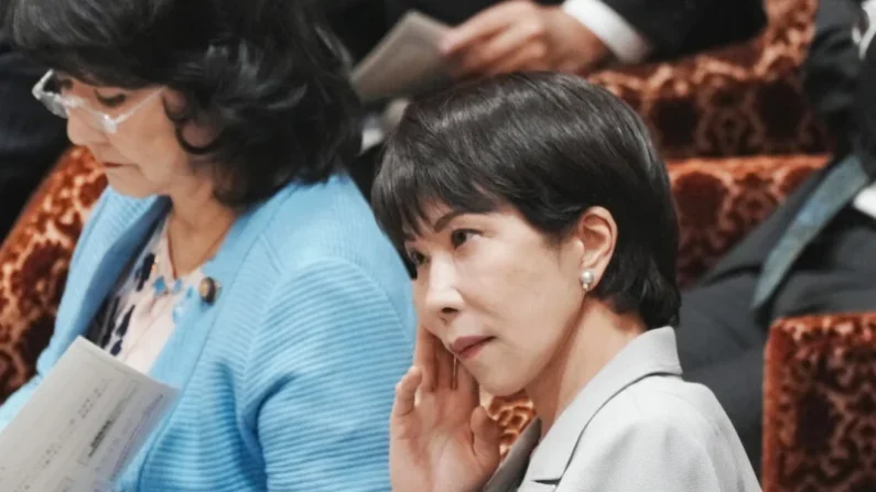 La primera ministra japonesa Sanae Takaichi (derecha) durante una reunión del Comité de Presupuesto de la Cámara de Representantes en el Parlamento Foto: Dieta en Tokio, 10 de noviembre de 2025. Kazuhiro Nogi/AFP vía Getty Images .
Foto: Dieta en Tokio, 10 de noviembre de 2025. Kazuhiro Nogi/AFP vía Getty Images.