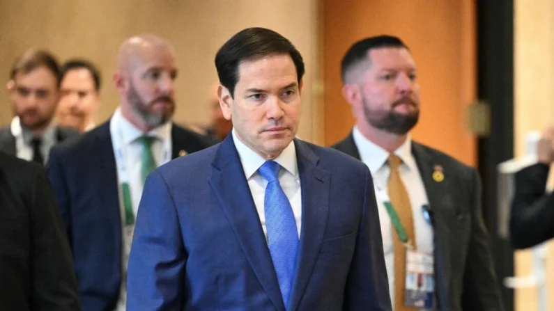El secretario de Estado de Estados Unidos, Marco Rubio, llega a una sesión del G7 sobre Ucrania y cooperación en defensa, durante la reunión de ministros de Asuntos Exteriores del grupo en el White Oaks Resort de Niagara-on-the-Lake (Canadá), el 12 de noviembre de 2025. Mandel Ngan/Pool vía Reuters.