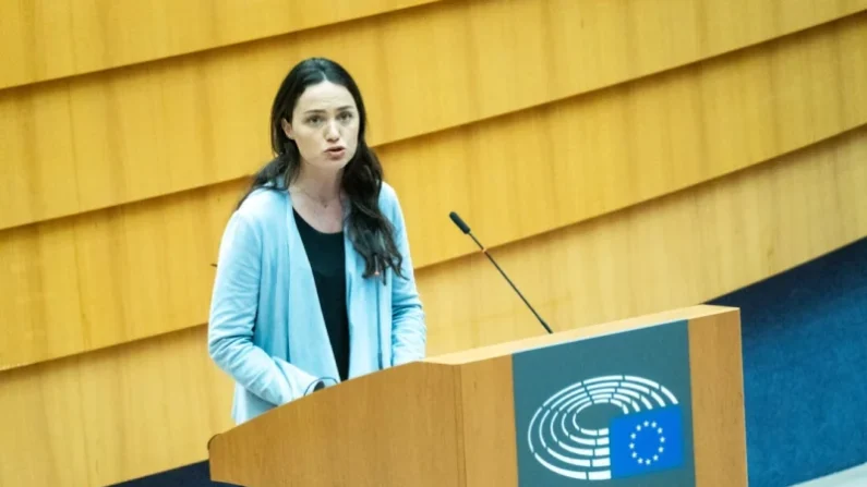 Chloé Ridel durante la sesión plenaria del Parlamento Europeo, una institución de la Unión Europea, en Bruselas, Bélgica, el 21 de mayo de 2025. Martin Bertrand/Hans Lucas vía AFP vía Getty Images.