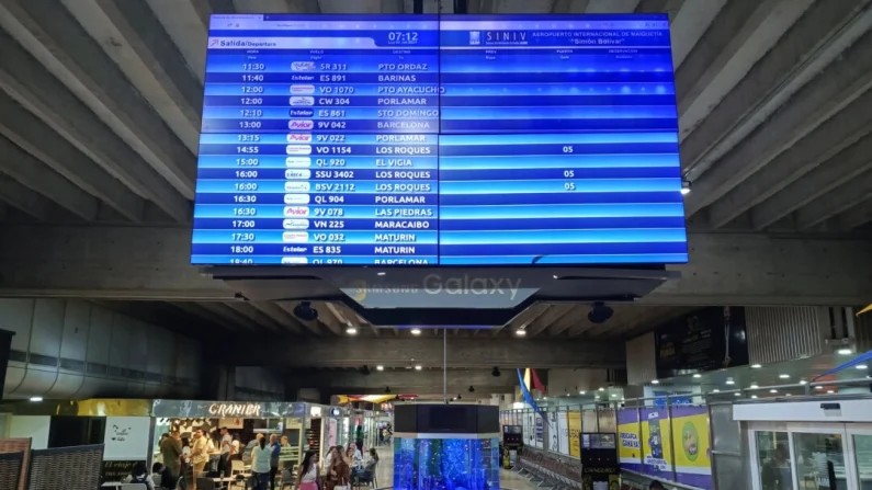 Panel de salidas y llegadas en el Aeropuerto Internacional Simón Bolívar de Maiquetía, estado de La Guaira (Venezuela), el 3 de junio de 2024. Leonardo Fernández Viloria / Reuters.