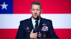 El jefe del Estado Mayor Conjunto de Estados Unidos visita a tropas en Puerto Rico en medio de tensiones con Venezuela