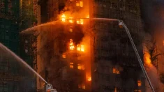 Los fallecidos por el incendio de Hong Kong se elevan a 94 y la policía detiene a tres sospechosos