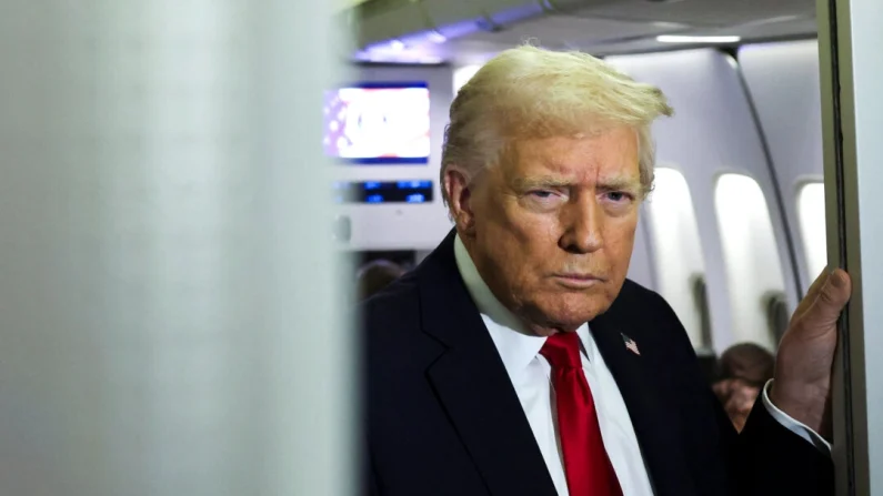 El presidente Donald Trump a bordo del Air Force One durante un vuelo a Palm Beach, Florida, desde la Base Conjunta Andrews, Maryland, el 25 de noviembre de 2025. Anna Rose Layden/Reuters