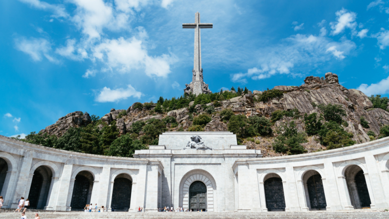 Vista exterior del Valle de los Caídos el 7 de julio de 2018, San Lorenzo de El Escorial, España. (JJFarq/Shutterstock)