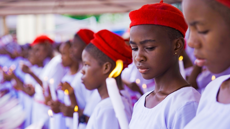 Onitsha, Anambra, Nigeria - 30 de mayo de 2022: Grupo de escolares que reciben el sacramento del bautismo y la confirmación. Foto: Shutterstock.