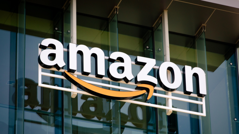 Logotipo de Amazon en el edificio de oficinas de la compañía en Palo Alto, Silicon Valley, Área de la Bahía de San Francisco, el 24 de agosto de 2024. (bluestork/Shutterstock)