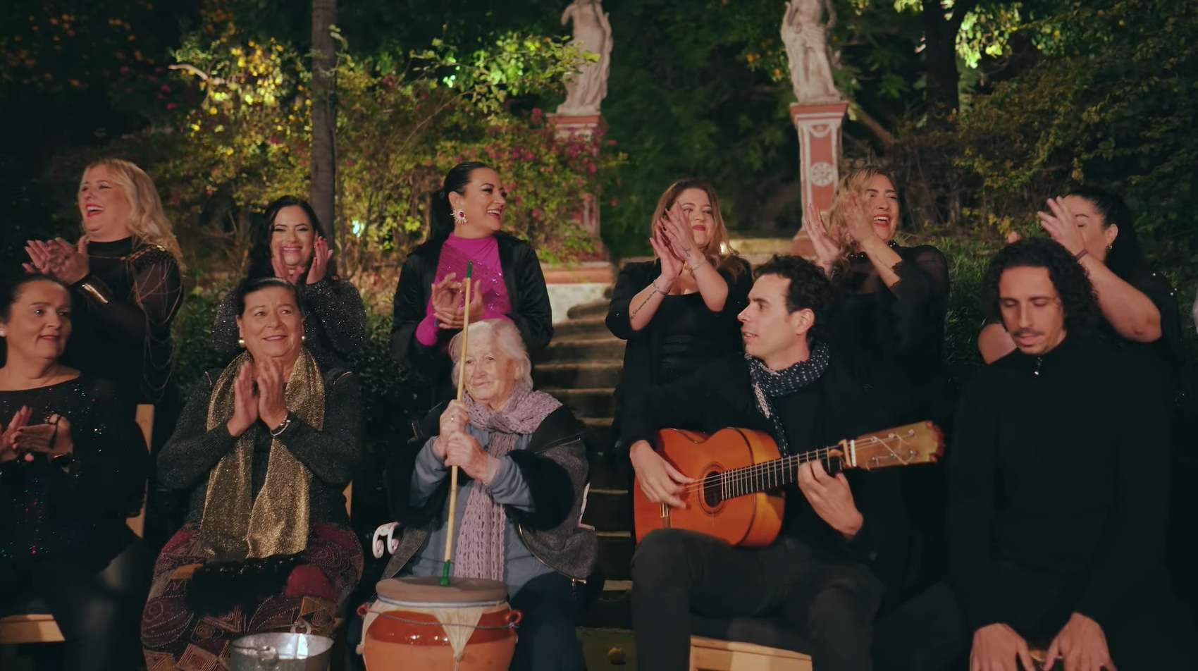 Con palmas, villancicos y aire flamenco las zambombas andaluzas encienden la Navidad