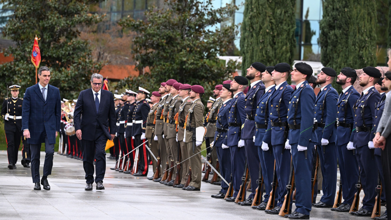 El presidente del Gobierno, Pedro Sánchez, recibe con honores militares al primer ministro de Marruecos, Aziz Akhannouch, en La Moncloa. | Pool Moncloa / Borja Puig de la Bellacasa. La Moncloa, Madrid - 4.12.2025