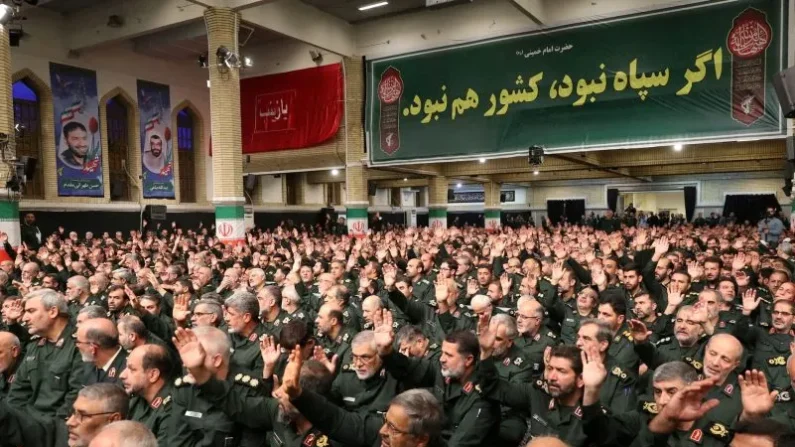 Comandantes y miembros del Cuerpo de la Guardia Revolucionaria Islámica, durante un encuentro con el líder supremo de Irán, el ayatolá Alí Jamenei, en Teherán, el 17 de agosto de 2023. Foto: Oficina del Líder Supremo de Irán/WANA/Agencia de Noticias de Asia Occidental vía REUTERS.
Foto: Agencia de Noticias de Asia Occidental vía REUTERS. ATENCIÓN EDITORES: ESTA FOTO FUE PROPORCIONADA POR UN TERCERO/Foto de archivo.