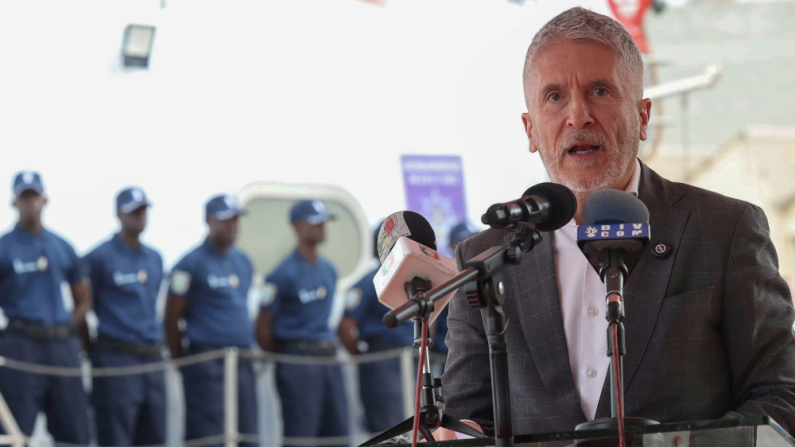 DAKAR, 02/12/2025.- El ministro del Interior, Fernando Grande-Marlaska, en el puerto de Dakar durante una visita oficial al país africano. (EFE/Ministerio del Interior)