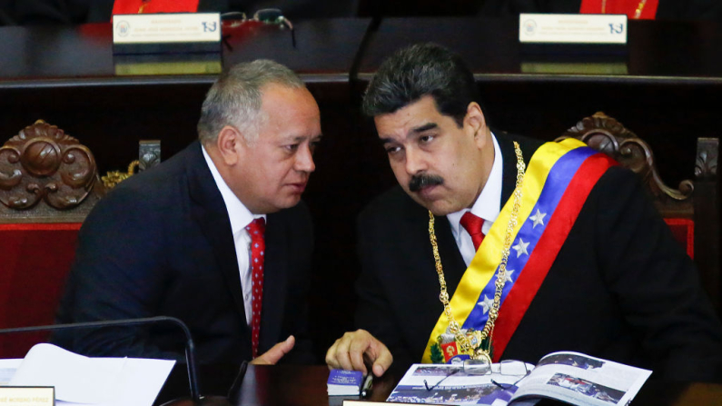 CARACAS, VENEZUELA - 24 DE ENERO: El presidente de Venezuela, Nicolás Maduro (d), conversa con el presidente de la Asamblea Constituyente, Diosdado Cabello (i), antes de reunirse con jueces y miembros del Tribunal Supremo de Justicia en su sesión inaugural anual el 24 de enero de 2019 en Caracas, Venezuela. (Foto de Getty Images/Getty Images)