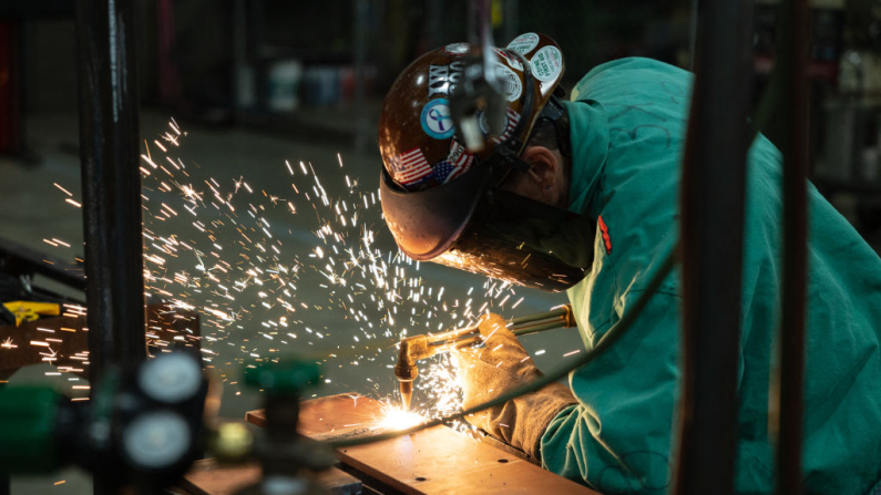 Matthew Atha, un aprendiz de 54 años, trabaja con acero en la sección local 29 de Ironworkers. (Foto de Megan JELINGER / AFP) (Foto de MEGAN JELINGER/AFP vía Getty Images)