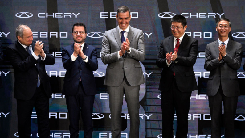 El presidente del Gobierno español, Pedro Sánchez (centro) en la firma de un acuerdo de empresa conjunta entre Ebro-EV Motors y el fabricante chino de automóviles Chery en la antigua fábrica de Nissan en Barcelona el 19 de abril de 2024. (JOSEP LAGO/AFP vía Getty Images)