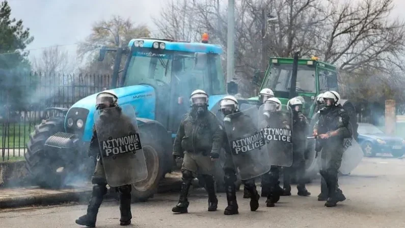 La policía antidisturbios utilizó gas lacrimógeno para dispersar a los agricultores que bloqueaban el acceso al aeropuerto de Tesalónica con sus tractores durante una protesta contra la reducción y el aplazamiento de las subvenciones de la UE el 5 de diciembre de 2025.
Foto: AFP vía Getty Images