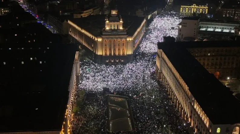 Esta fotografía aérea tomada con un dron muestra a la multitud reunida en el centro de Sofía, donde decenas de miles de manifestantes protestaron contra el gobierno búlgaro el 10 de diciembre de 2025.

Foto: Dobrin Kashavelov / AFP vía Getty Images