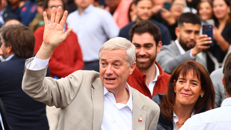 El candidato presidencial José Antonio Kast, del Partido Republicano, y su esposa María Pía Adriasola saludan a sus simpatizantes tras emitir su voto en las elecciones presidenciales de 2025, el 14 de diciembre de 2025, en Santiago de Chile. Foto: Marcelo Hernandez/Getty Images
