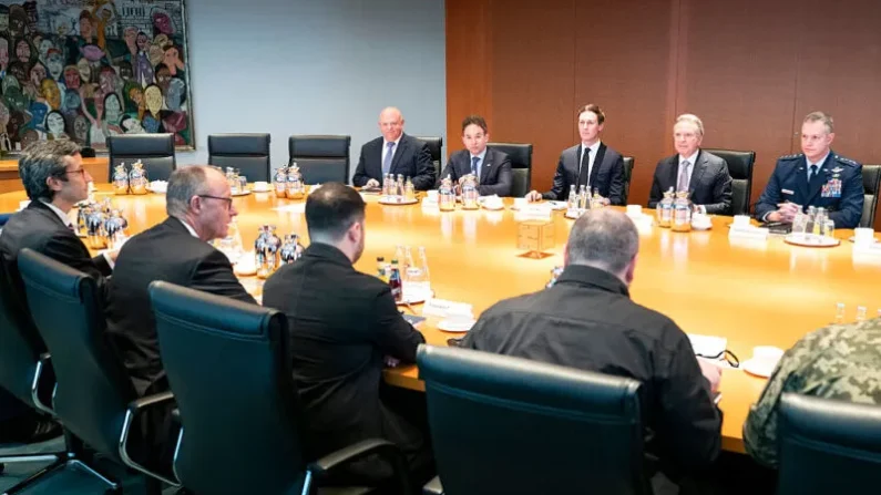 Delegaciones de Ucrania y Estados Unidos se reúnen en Berlín para debatir posibles pasos hacia la paz.

Foto: Guido Bergmann/Gobierno Federal Alemán vía Getty Images